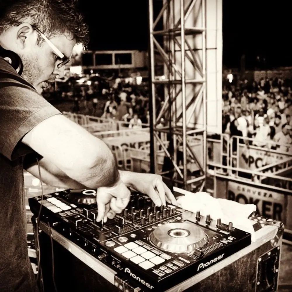 Simon Groove DJ tocando en escenario con producción de gran formato