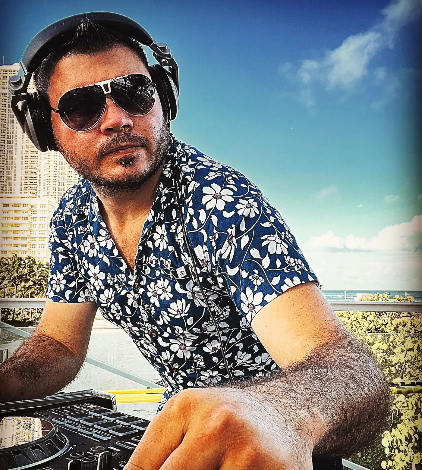 Simon Groove DJ mezclando en vivo con el skyline de Miami de fondo