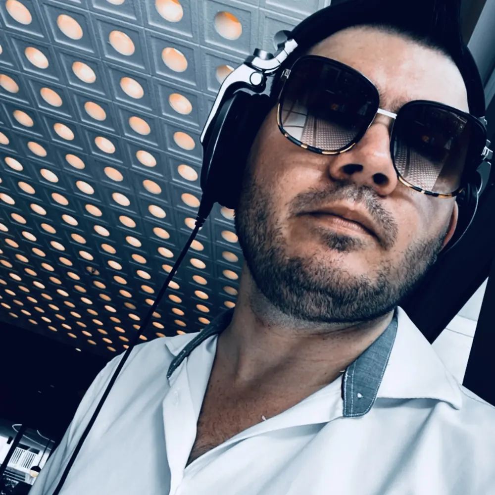 Simon Groove DJ en residencia en un rooftop de Miami