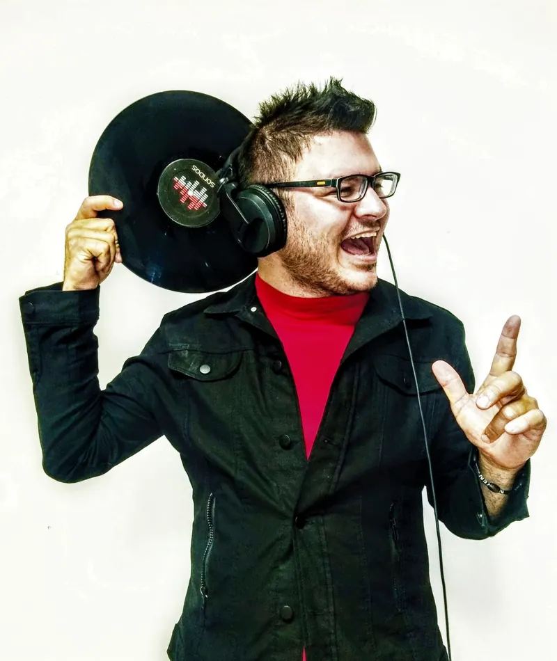 Simon Groove DJ sosteniendo un vinilo, foto promocional